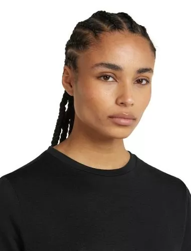 Icebreaker Women Merino 150 Tech Lite SS Tee IB Angle - black