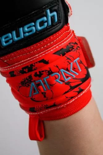 Reusch Attrakt Silver Junior - bright red/future blue/black